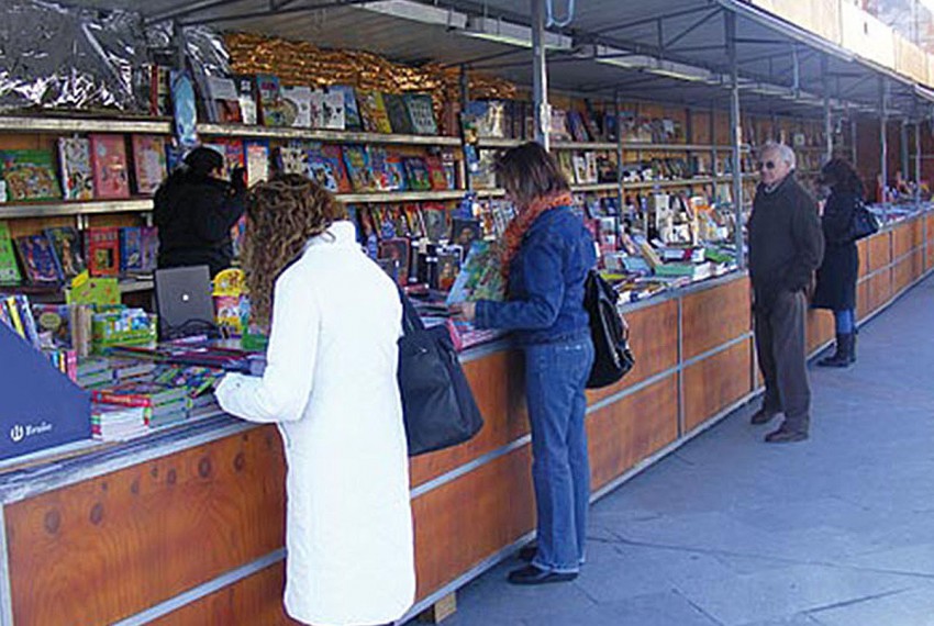 Mucha variedad y público en la nueva Feria del Libro de Ronda